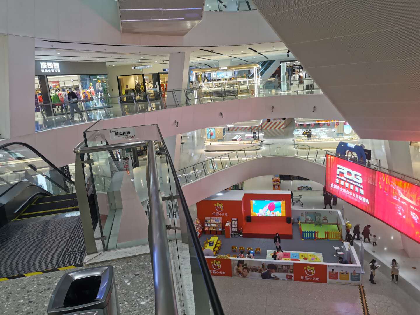 万科旧宫地铁站商场